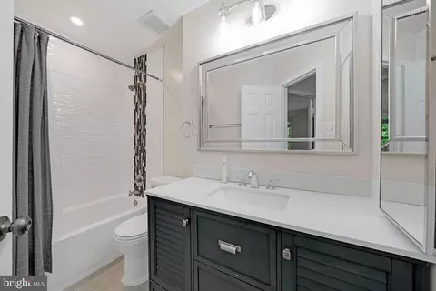 Bath - 9120 Galbreth Ct, Springfield, VA 22153 photo 4 of 4