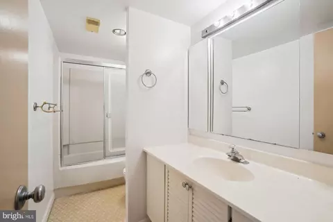 Bath - 8380 Greensboro Dr #1012, Mclean, VA 22102 photo 2 of 2