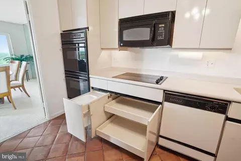 Kitchen - 8380 Greensboro Dr #1012, Mclean, VA 22102 photo 3 of 4