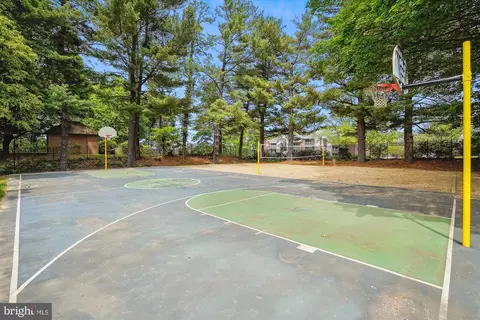 Exterior - 8380 Greensboro Dr #1012, Mclean, VA 22102 photo 8 of 18
