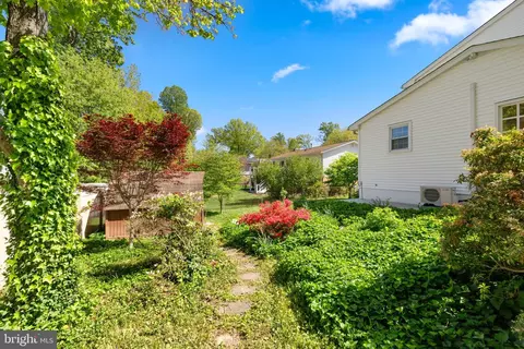 Exterior - 8220 Smithfield Ave, Springfield, VA 22152 photo 12 of 16