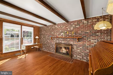 Living - 8220 Smithfield Ave, Springfield, VA 22152 photo 3 of 4
