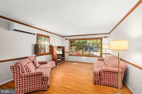 Living - 8220 Smithfield Ave, Springfield, VA 22152 photo 2 of 4