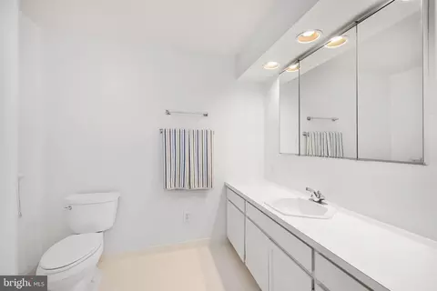 Bath - 8220 Smithfield Ave, Springfield, VA 22152 photo 4 of 7