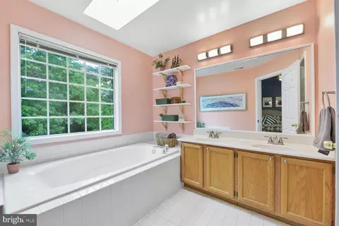 Bath - 13210 Ashnut Ln, Herndon, VA 20171 photo 3 of 5