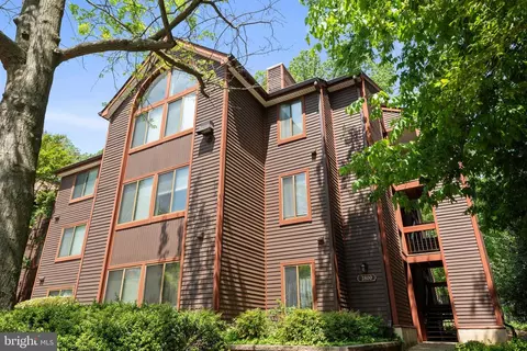 2800 Lee Oaks Pl #302, Falls Church, VA 22046