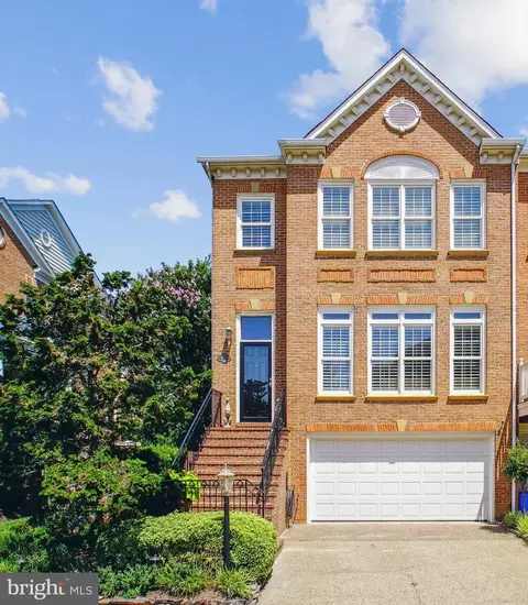 8512 Brenthill Ct, Vienna, VA 22182