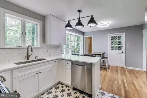 8513 Parliament Dr, Springfield, VA 22151 photo 9