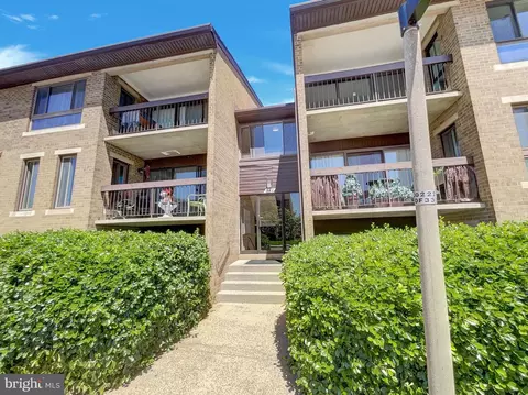 549 Florida Ave #204, Herndon, VA 20170