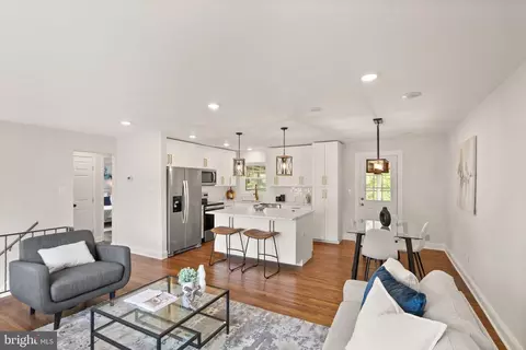 4010 Mapleton Dr, Chantilly, VA 20151 photo 8
