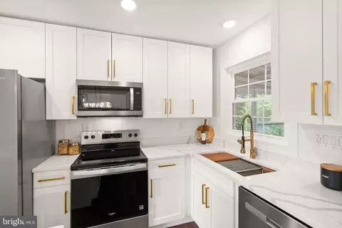 4010 Mapleton Dr, Chantilly, VA 20151 photo 11
