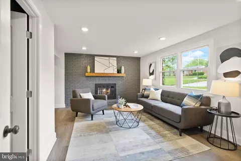 4010 Mapleton Dr, Chantilly, VA 20151 photo 4