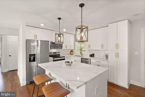 4010 Mapleton Dr, Chantilly, VA 20151 photo 3