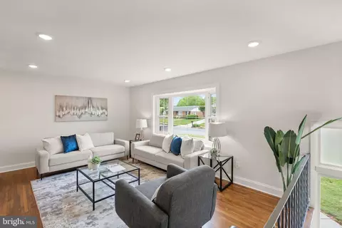 4010 Mapleton Dr, Chantilly, VA 20151 photo 7