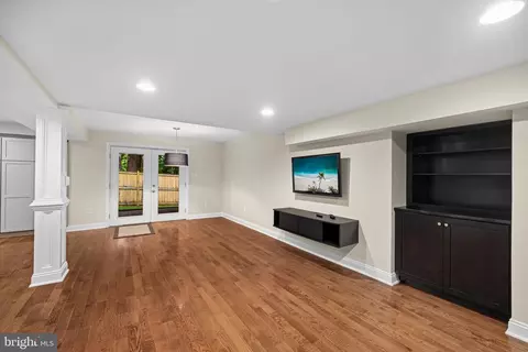Living - 9206 Northedge Dr, Springfield, VA 22153 photo 3 of 5