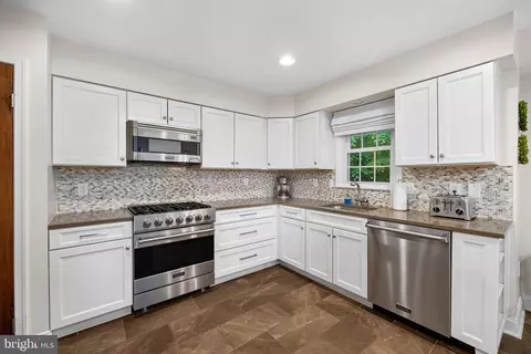 Kitchen - 9206 Northedge Dr, Springfield, VA 22153 photo 3 of 5