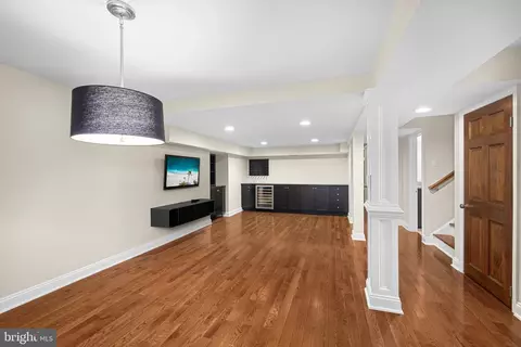 Living - 9206 Northedge Dr, Springfield, VA 22153 photo 2 of 5