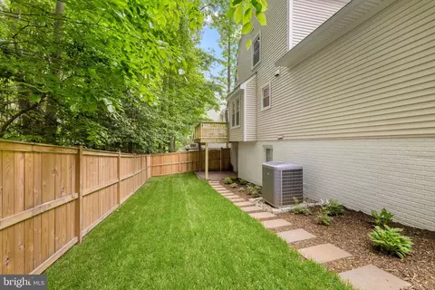 Exterior - 9206 Northedge Dr, Springfield, VA 22153 photo 11 of 14