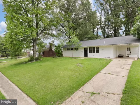 Exterior - 7435 Bath St, Springfield, VA 22150 photo 2 of 5