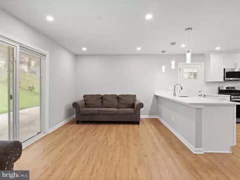 Living - 7435 Bath St, Springfield, VA 22150 photo 2 of 3