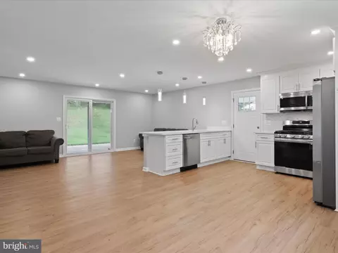 Living - 7435 Bath St, Springfield, VA 22150 photo 1 of 3