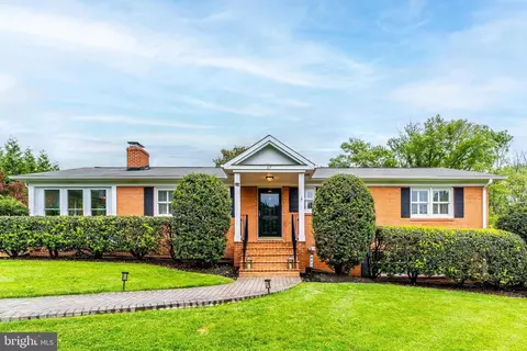 817 Golden Arrow St, Great Falls, VA 22066