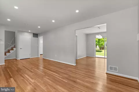 Living - 5525 Rolling Rd, Springfield, VA 22151 photo 11 of 12