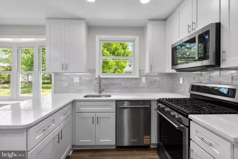 Kitchen - 5525 Rolling Rd, Springfield, VA 22151 photo 8 of 10