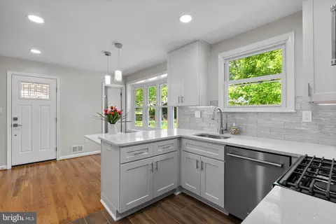 Kitchen - 5525 Rolling Rd, Springfield, VA 22151 photo 9 of 10