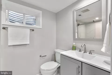 Bath - 5525 Rolling Rd, Springfield, VA 22151 photo 7 of 8