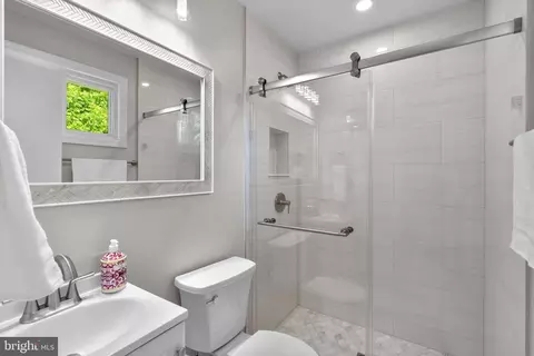 Bath - 5525 Rolling Rd, Springfield, VA 22151 photo 6 of 8