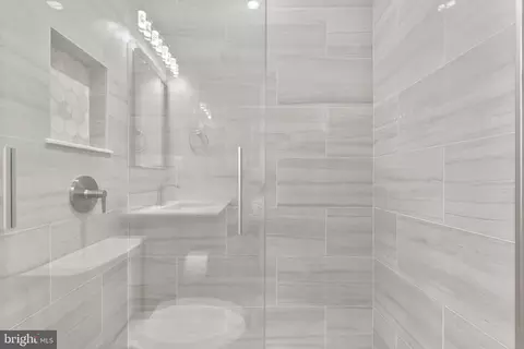 Bath - 5525 Rolling Rd, Springfield, VA 22151 photo 3 of 8
