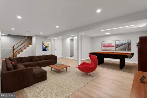 Living - 5525 Rolling Rd, Springfield, VA 22151 photo 6 of 12