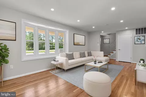 Living - 5525 Rolling Rd, Springfield, VA 22151 photo 3 of 12