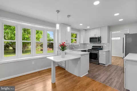 Kitchen - 5525 Rolling Rd, Springfield, VA 22151 photo 5 of 10