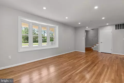Living - 5525 Rolling Rd, Springfield, VA 22151 photo 10 of 12