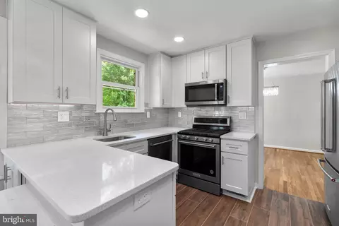Kitchen - 5525 Rolling Rd, Springfield, VA 22151 photo 6 of 10