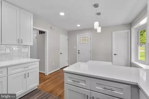 Entry Way - 5525 Rolling Rd, Springfield, VA 22151 photo 5 of 5