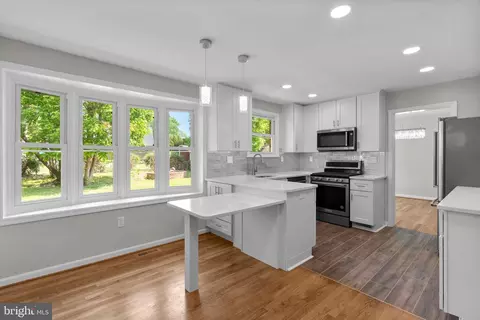 Kitchen - 5525 Rolling Rd, Springfield, VA 22151 photo 7 of 10