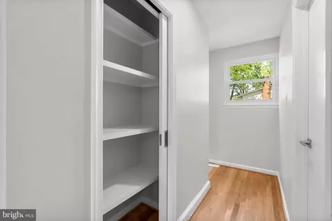 Entry Way - 5525 Rolling Rd, Springfield, VA 22151 photo 3 of 5