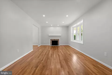 Living - 5525 Rolling Rd, Springfield, VA 22151 photo 8 of 12