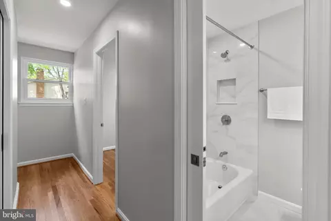 Entry Way - 5525 Rolling Rd, Springfield, VA 22151 photo 2 of 5
