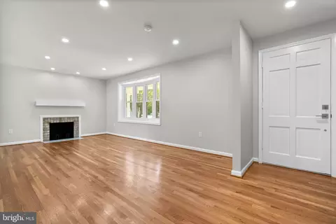 Living - 5525 Rolling Rd, Springfield, VA 22151 photo 9 of 12