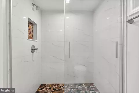 Bath - 5525 Rolling Rd, Springfield, VA 22151 photo 8 of 8