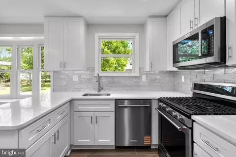 Kitchen - 5525 Rolling Rd, Springfield, VA 22151 photo 10 of 10