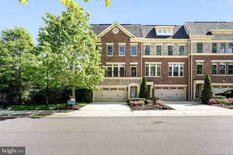 7242 Magpie Ln, Falls Church, VA 22043