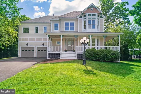 2317 Chestnut Hill Ave, Falls Church, VA 22043