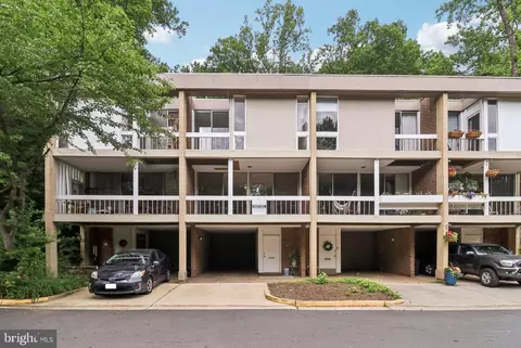 11524 Maple Ridge Rd, Reston, VA 20190 photo 2