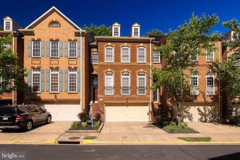 7144 Point Replete Cir, Fort Belvoir, VA 22060