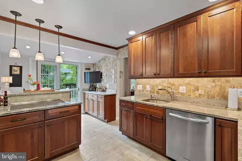 8400 Cherry Valley Ln, Alexandria, VA 22309